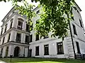 Hlavní zámecká budova pohledem z nádvoří