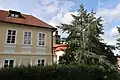 Zahradnický domek, vpravo věž kaple sv. Jana Nepomuckého