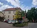 Zámek Chvaly s věží kostela sv. Ludmily vpravo