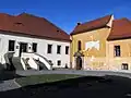 Nádvoří zámku se schodištěm do Velkého sálu