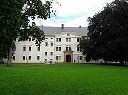 Zámek, hlavní průčelí (stav po obnově fasády v roce 2020)