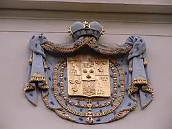 Erb Metternichů na západním průčelí zámku