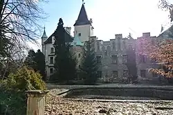 Dnešní podoba zámku Líšno s bazénem v parku.
