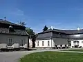 Nádvoří zámku s hospodářskými budovami