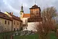 Zvonice u kostela a pomníky padlých