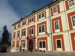 Vstupní křídlo tzv. Lauenburského zámku z Jáchymovské ulice