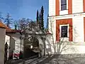 Bílá brána mezi Lauenburským zámkem a Palácem princů