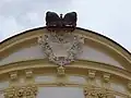 Alianční erb pánů z Kounic a Rietbergu završující dvorní průčelí zámku