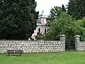 Pohled na hlavní budovu od západu