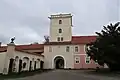 Vstup do areálu pohledem od hlavní budovy zámku