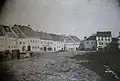 Historická fotografie západní kašny na Karlově náměstí v Třebíči