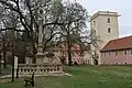 Náměstí s mariánským sloupem a branou do areálu zámku