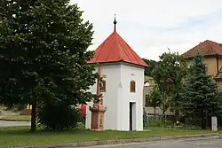 Zvonice s křížem na návsi