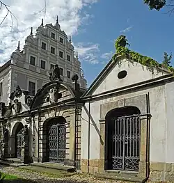 Barevná fotografie klášterního dvora s renesančním štítem Heffterbau
