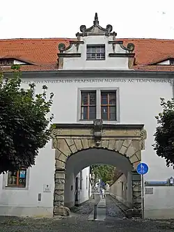 Barevná fotografie historické budovy Starého gymnázia v Žitavě