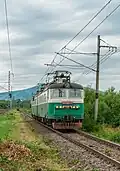 Širokorozchodná lokomotiva 125.817/818 při návratu od postrku rudného vlaku