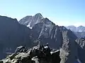 Vzadu 3 vrcholy Ľadového štítu, tmavý hrebeň od Ľadového sedla (nad snehom) a piliere Snehových veží