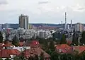 Zahradní Město-západ, v popředí nová výstavba po roce 1989, v pozadí vlevo výšková budova Arnika