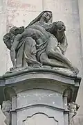 Zabrušany-socha Piety u kostela.jpg