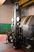 Hloubkoměr těžního stroje; na jeho vrcholu rázový zvonec návěstního zařízení. Důl Guido v Zabrze.