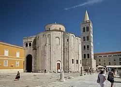 Kostel svatého Donáta s věží katedrály svaté Anastázie v Zadaru