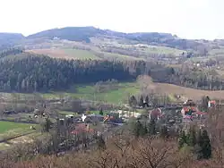 pohled na ves z hradní věže