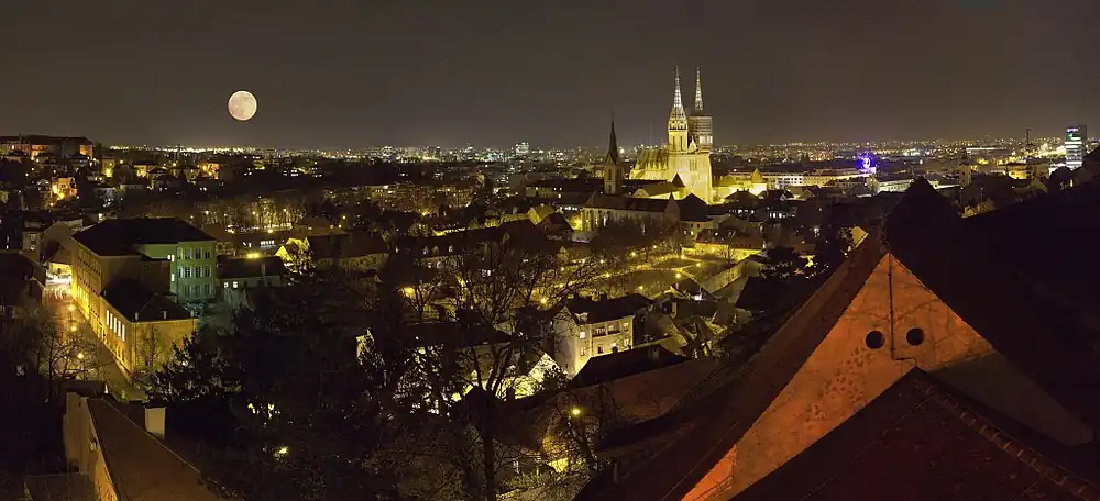 Noční panorama města