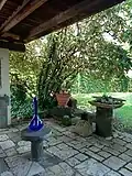 Zhrada se skleněnými vázami René Roubíčka