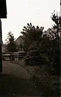 Pohled na posezení na konci zahrady u vily Jana a Anastázie Neherových
