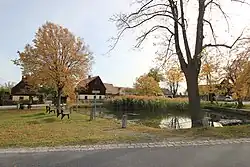Náves s rybníkem