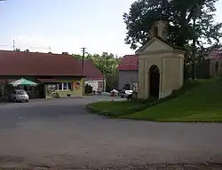 Náves s kapličkou v Zájezdě