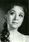 Karolina jako Nataša v jedné ze svých prvních rolí (Divadlo na Vinohradech, Vojna a mír)