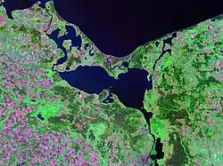 Satelitní snímek Oderského (Štětínského) zálivu - Wolin je východní z obou velkých ostrovů oddělujících vody Štětínského zálivu od Baltského moře