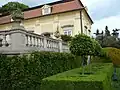 Hlavní křídlo zámku ze strany