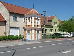 Kaplička Panny Marie při hlavní silnici