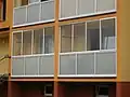 Zasklená předsazená lodžie v bytovém domě