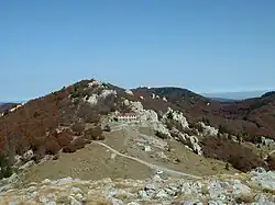 Pohled na Dom Zavižan a horu Vučjak