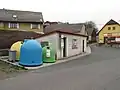 Autobusová zastávka s kontajnery na tříděný odpad