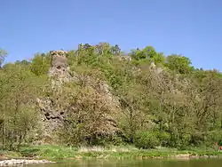 pohled přes řeku od vesnice