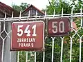 V bývalém městě Zbraslav se v minulosti orientační čísla vyznačovala tabulkou v barevném provedení, jaké mají pražská popisná čísla. Dnes na Zbraslavi orientační čísla oficiálně neexistují, avšak tabulky na mnoha místech zůstaly.