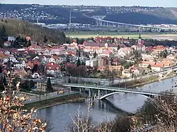 Zbraslav z pravého břehu Vltavy; v popředí most Závodu míru, v pozadí Radotín