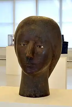 Hlava, 1957, patinovaná sádra, sklo