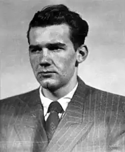 Vazební fotografie Zbyňka Janaty, pořízená v roce 1954, po předání zadrženého do Československa.