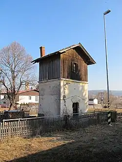 Zbytiny - památkově chráněná vodárna na nádraží.jpg