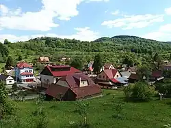 Střed dědiny s obecním úřadem a školou, pohled od hřbitova