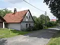Domy podél cesty blízko kaple