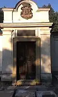 Portál hrobky s erbem