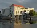 Budova, pohled proti proudu