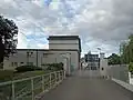 Vstup do objektu přes můstek