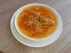 Zelňačka s bramborem a klobásou